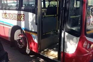 Un hombre cayó debajo del colectivo en movimiento al que intentaba subir en La Plata. (O2221.com.ar)