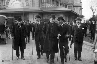 El presidente Hipólito Yrigoyen junto al Titular de la Sociedad Rural, Joaquín de Anchorena, y al ministro de Agricultura, Alfredo Demarchi, en 1920