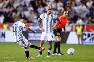Lionel Messi convierte su segundo gol frente a Jamaica, de tiro libre; el público deliró con su ingreso