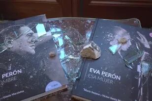 Los libros de Juan Domingo y Eva Perón en una de las mesas del despacho de Cristina Kirchner