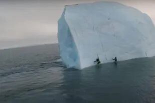 Los hombres tuvieron que saltar al agua para evitar ser aplastados por la masa de hielo. Foto: Captura de video