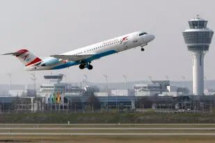 ARCHIVO - En esta imagen del 1 de abril de 2014, un avión de Austrian Airlines despega del aeropuerto de Múnich, en el sur de Alemania. (AP Foto/Matthias Schrader, Archivo)