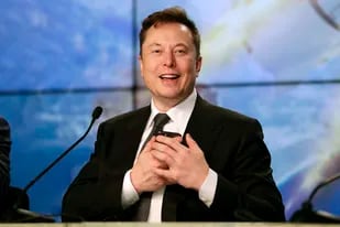 Elon Musk, fundador, director general y jefe de ingeniería y diseño de SpaceX, habla durante una conferencia de prensa después de un vuelo de prueba del cohete Falcon 9 de SpaceX en el Centro Espacial Kennedy en Cabo Cañaveral, Florida, el 19 de enero de 2020. (AP Foto/John Raoux, Archivo)