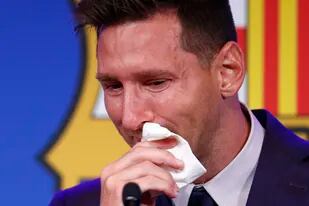 Trofeos ganados por el Barcelona con Lionel Messi en la plantilla, expuestos antes de una conferencia de prensa en el Camp Nou de Barcelona, España, el domingo 8 de agosto de 2021. (AP Foto/Joan Monfort)