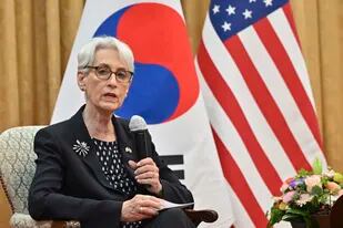 La vicesecretaria de Estado de Estados Unidos, Wendy Sherman, habla con los medios tras una reunión con el viceministro surcoreano de Exteriores en el Ministerio de Exteriores en Seúl, el martes 7 de junio de 2022.  (Jung Yeon-je /Pool Foto via AP)