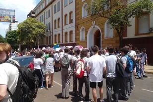 Este mediodía estudiantes secundarios de Posadas se manifestaron frente al colegio Roque González