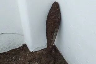 Una cordobesa encontró un "misil" en su jardín, aunque en verdad se trata de un proyectil de mortero
