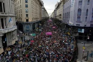Mujeres marchan desde la Av. 9 de Julio hacia la Casa Rosada para protestar contra la violencia de género, el 5 de diciembre de 2018. Grupos feministas y sindicatos argentinos protestan contra un fallo judicial que absolvió a dos hombres acusados de abuso sexual y asesinato de una niña de 16 años.