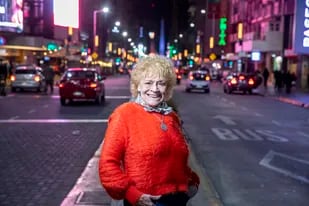 La calle Corrientes le sienta bien: María Rosa Fugazot tiene casi 80 años y la energía de siempre