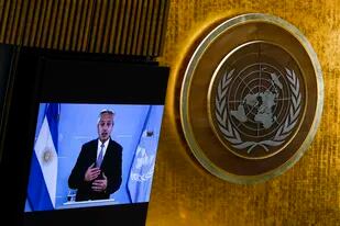 El presidente de Argentina, Alberto Fernández, aparece en una pantalla en la sala de la Asamblea General de la ONU el martes 21 de septiembre del 2021. Archivo