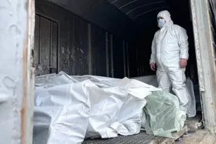 Los cuerpos de decenas de soldados rusos muertos descubiertos cerca de Kiev han sido colocados en vagones de tren refrigerados
