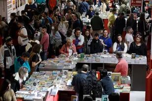 A un mes del comienzo de la Feria del Libro, se desata una polémica entre editores y funcionarios