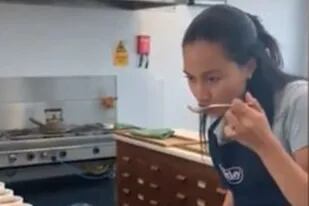 Una mujer entrenó su nariz durante más de 10.000 horas para ser catadora de tés profesional
