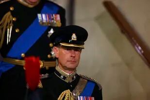 El príncipe Eduardo durante la vigilia por su madre Isabel II en Westminster