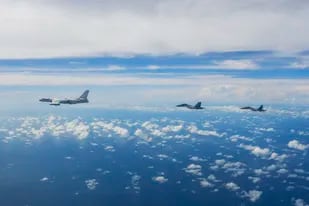 En esta foto publicada por la Agencia de Noticias Xinhua, aviones del Comando del Teatro Oriental del Ejército Popular de Liberación (EPL) de China realizan un ejercicio de entrenamiento de combate conjunto alrededor de la isla de Taiwán el domingo 7 de agosto de 2022.