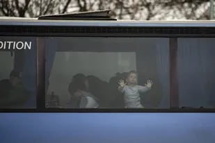 05-03-2022 Un niño en la ventana del autobús, espera para cruzar a Rumanía, en el paso fronterizo de Porubne, a 5 de marzo de 2022, en el oeste de Ucrania. Según las últimas informaciones, Ucrania suspendió hoy la evacuación de civiles de Mariupol ante la ruptura del alto el fuego, para abrir corredores humanitarios, por parte de Rusia. El balance de la guerra según el Servicio Estatal de Emergencia de Ucrania, es de más de 2.000 civiles muertos y más de un millón de refugiados que han huido del país. El Consejo de Seguridad de la ONU celebró una reunión de urgencia para denunciar que el ataque a la central nuclear de Zaporiyia, es ilegal. A pesar de la gravedad del ataque, no se han registrado cambios en los niveles de radiación. POLITICA Lorena Sopêna - Europa Press
