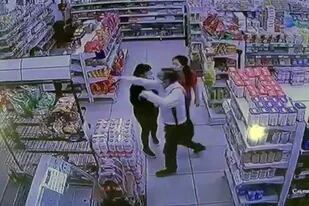 El falso inspector amenazó con un arma a los empleados y encargados del supermercado