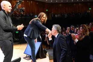 La gobernadora Vidal, saludada por Macri en el CCK