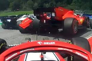El desastre de Ferrari: en el Gran Premio de Estiria, Leclerc tocó a su compañero Vettel y ambos debieron abandonar.