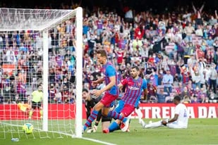 Sergio Agüero marcó su primer gol en Barcelona, pero no le alcanzó al equipo catalán que perdió el clásico con Real Madrid por 2-1