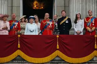 En esta foto de archivo del sábado 14 de junio de 2014, la reina Isabel II de Gran Bretaña, acompañada de miembros de su familia, aparece en el balcón del Palacio de Buckingham, durante el desfile Trooping The Color, en el centro de Londres. Desde la izquierda, la duquesa de Cornualles, el príncipe Carlos, la princesa Eugenia, Sofía, la duquesa de Wessex, el príncipe Felipe, el príncipe Eduardo, el príncipe Harry, Kate, la duquesa de Cambridge y el príncipe Guillermo. El Palacio de Buckingham dice que el príncipe Felipe, esposo de la reina Isabel II, murió a los 99 años