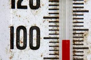 En esta imagen del 29 de julio de 2009 se ve un termómetro apenas por debajo de los 100 grados Fahrenheit en un vecindario del norte de Seattle. (AP Foto/Elaine Thompson, archivo)