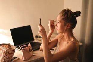 Una joven compartió en redes sus trucos de maquillaje para verse más joven