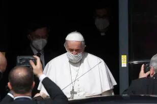 El papa Francisco sale de las oficinas de Radio Vaticano en Roma
