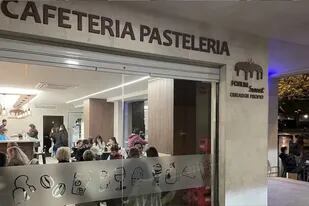 El cruce entre un grupo de padres y el staff de una panadería en España