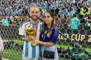 Papu Gómez, su esposa y la Copa del Mundo, luego de la final