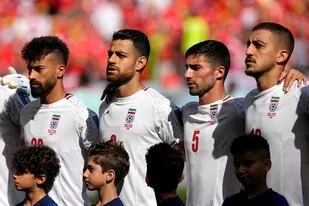 Jugadores de Irán durante el segundo partido del Mundial, entonando en voz baja el himno nacional