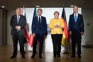 Izquierda a derecha, el primer ministro británico Boris Johnson, el presidente francés Emmanuel Macron, la canciller alemana Angela Merkel y el presidente estadounidense Joe Biden se reúnen al margen de la cumbre del G20 en Roma, sábado 30 de octubre de 2021. (Stefan Rousseau/Pool via AP)