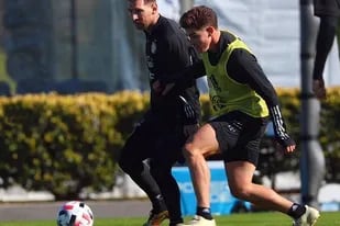 Julián Álvarez con Messi, en un entrenamiento de la selección.