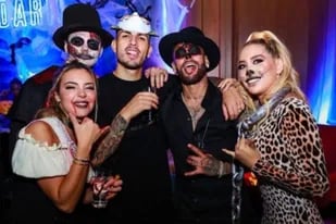 Alba Silva, Mauro Icardi, Leo Paredes, Neymar y Wanda Nara en la fiesta de Halloween del PSG