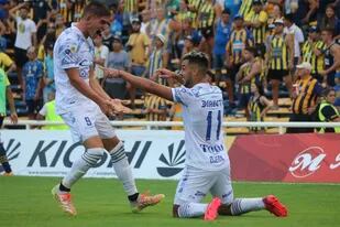 Martín Ojeda acaba de conseguir el tanto del 1-0 para Godoy Cruz, que terminará venciendo por 2-1 a Rosario Central en el gigante de Arroyito, por la Copa de la Liga Profesional; Tomás Badaloni celebra el autor del gol.