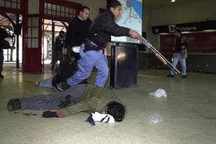 Impactantes imágenes del día de la muerte de los jóvenes militantes Kosteki y Santillán en la estación de Avellaneda