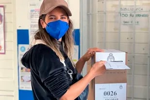 Cinthia Fernández emitió su voto en una escuela de Escobar
