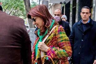 Cristina Kirchner, a la salida de su casa en Recoleta