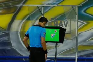 Roberto Tobar observa una jugada en el monitor de VAR durante Boca vs. Internacional en La Bombonera; esta semana, el asistente tecnológico volvió a quedar en el centro de la polémica por sus tiempos y sus intromisiones.