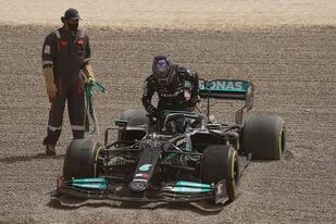 Raro ver una imagen como ésta en Fórmula 1: Lewis Hamilton sale de su Mercedes luego de un despiste; el equipo campeón tuvo fallas en las prácticas de pretemporada, en Bahréin.