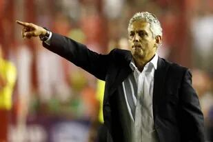 En 24 horas, el entrenador colombiano Reinaldo Rueda dejó el comando del seleccionado chileno y asumió como nuevo entrenador del equipo de su país. Los dos equipos tienen 4 puntos en las eliminatorias sudamericanas.