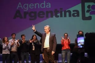 El precandidato presidencial del kirchnerismo se mostró con referentes de Agenda Argentina y lanzó críticas al Gobierno