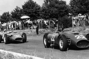 Stirling Moss persigue a Juan Manuel Fangio, en Monza