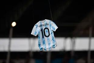Se jugó en Racing, pero la camiseta es la argentina; pende de los hilos de un dron y sobrevuela el Cilindro de Avellaneda a los 10 minutos del partido de la Academia contra Defensa y Justicia.
