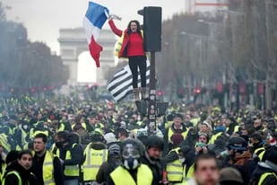 Miles de manifestantes, miembros del movimiento de los "chalecos amarillos" se movilizaron este sábado en el centro de París tras varios días de protestas en el resto del país
