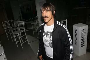 Anthony Kiedis estuvo en el desfile de Tramando y planea ponerse unas calzas estampadas que vio en la pasarela