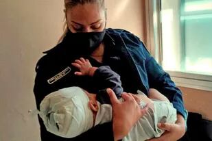 Una mujer policía amamantó a un bebé herido en la cabeza con un tenedor