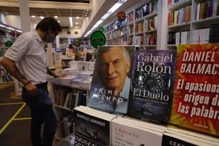 El libro de Mauricio Macri, exhibido en una librería de la calle Corrientes; hoy el expresidente lo presenta en público