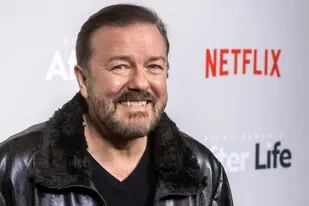 ARCHIVO - Ricky Gervais llega a una función de "After Life" de Netflix en Nueva York, el 7 de marzo de 2019. (Foto por Charles Sykes/Invision/AP, archivo)