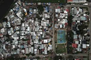 Vista aérea del barrio "Puerta 8", un suburbio al norte de Buenos Aires, Argentina, el jueves 3 de febrero de 2022, donde la policía dice que se vendió cocaína adulterada que mató a 20 personas y enfermó gravemente a decenas. (AP Foto/Rodrigo Abd)